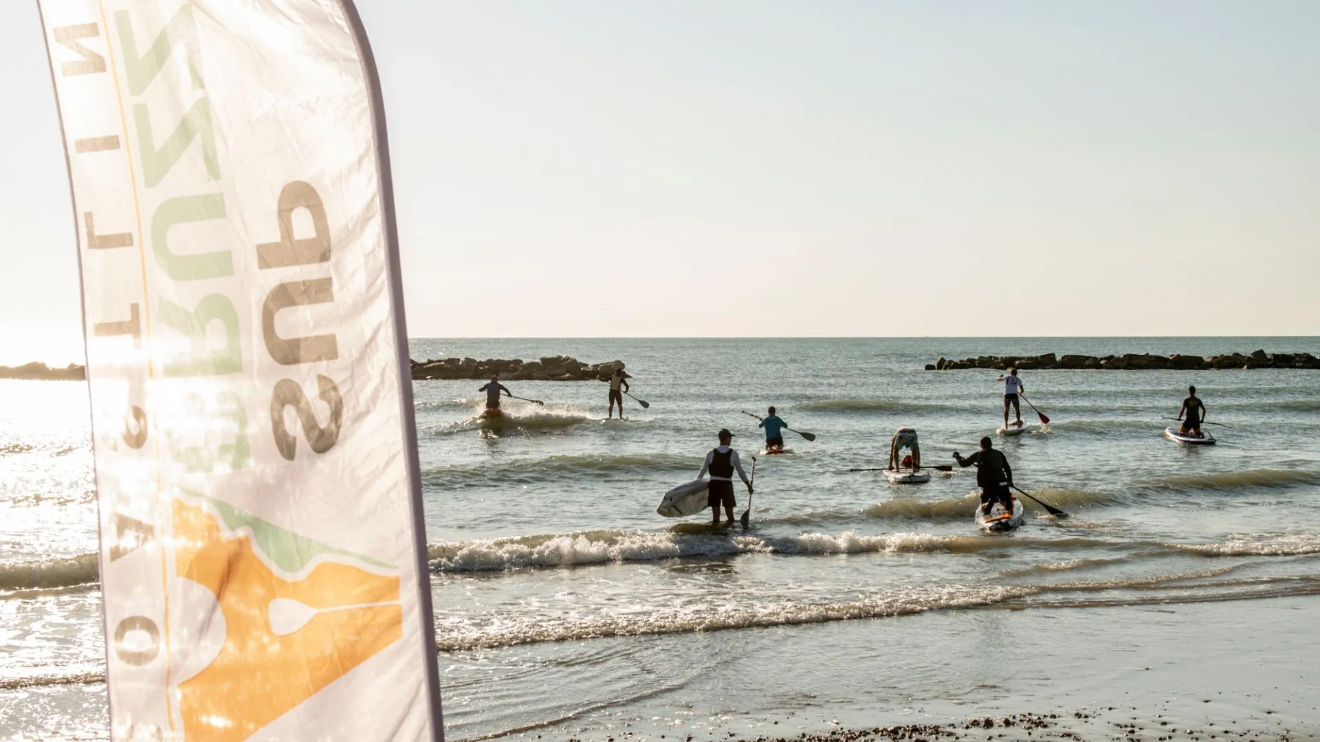 ragazzi-in-mare-sup-abruzzo-coastline