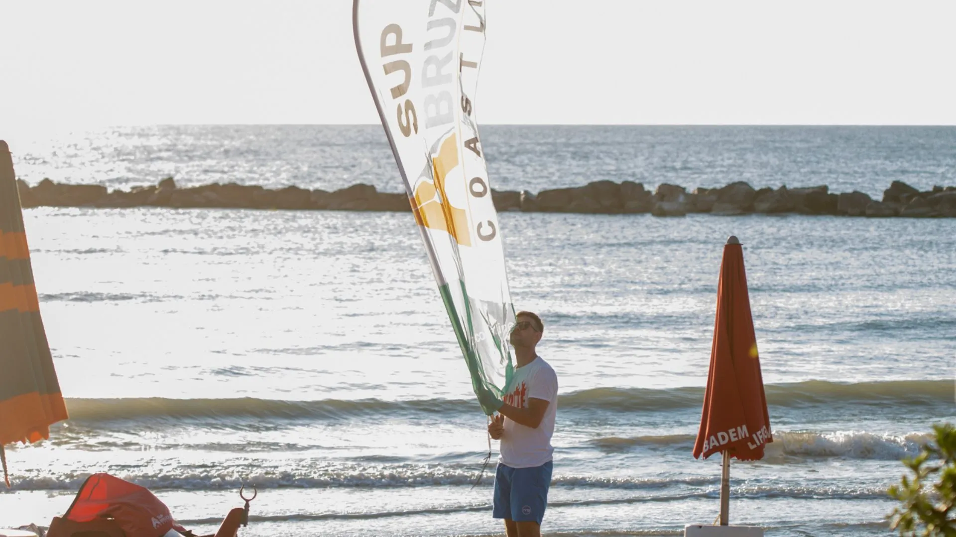 ragazzo-con-vela-sup-abruzzo-coastline