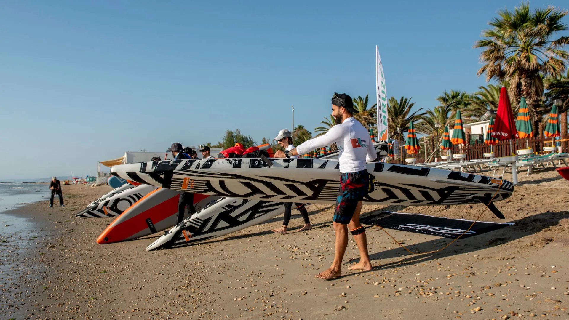 stand-up-paddle-ragazzo-in-spiaggia-sup-abruzzo-coastline